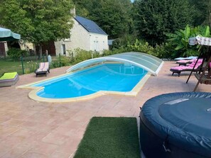 Piscine partagé avec un autre gîte