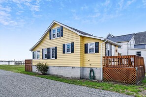 Exterior,Side Elevation,