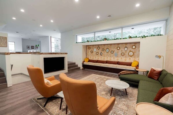 Welcome to Rice Village Retreat! 4 floors of luxury with a rooftop deck, game lounge, peloton, and exercise room.