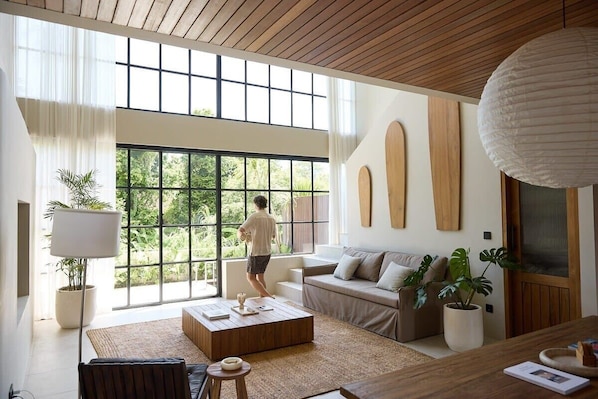 Living room with a high ceiling
