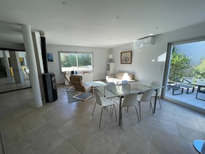 Salon, salle à manger.