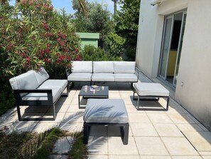 A sunny garden lounge, ideal for aperitifs with friends or family.