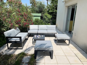Un salon de jardin ensoleillé, idéal pour vos apéritif entre amis ou en famille.