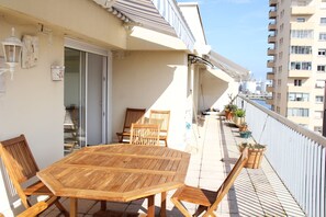 a beautiful sunny terrace with dining area, allows you to admire the Mont Saint Clair and the port