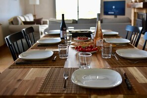 Un séjour - Salle à manger spacieux et lumineux vous permettra de prendre vos repas en famille ou entre ami.