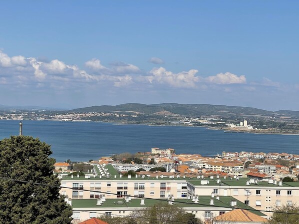 Depuis la terrasse une vue panoramique sur l'étang de Thau.