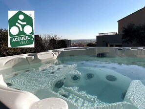 Un jaccuzzi 5 -6 places vous permettra de vous détendre face à l'étang de Thau