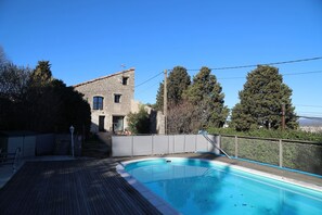 Vue sur la piscine.