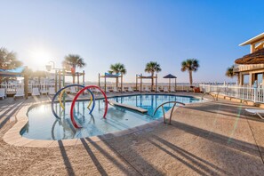 Savor your vacation time poolside and marvel in the amazing views of the canal at the Arubaduex pool
