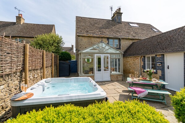 2 Bottom End Garden - StayCotswold