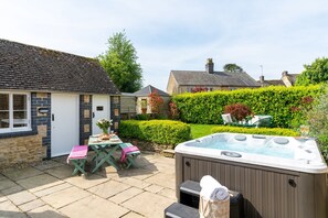 2 Bottom End Garden - StayCotswold