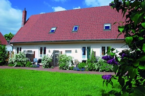 Außenseite Ferienhaus [Sommer]
