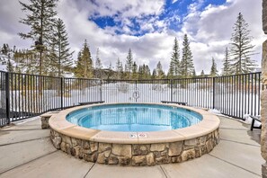 Community Hot Tub | On-Site Ski Shuttle | Walk to Downtown Winter Park