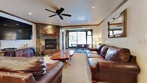 Deluxe Slopeside Condo Just Steps to Mammoth Mountain