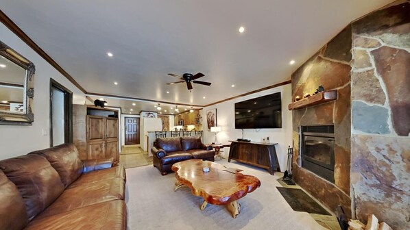 Cozy Deluxe Slopeside Condo Just Steps to Mammoth Mountain