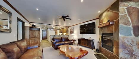 Cozy Deluxe Slopeside Condo Just Steps to Mammoth Mountain