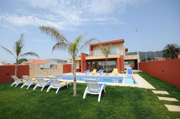 Superb Esposende Villa | 5 Bedrooms | Villa Agobar | Tennis Court | Walking Distance to Beach