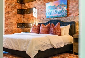 [Bedroom] Luxurious Bedding on the King Size Bed