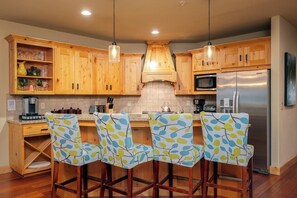 Breakfast island with 4 stools