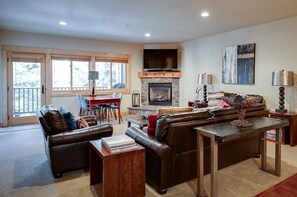 Cozy living room with gas fireplace.