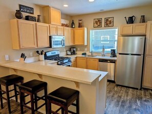 Breakfast bar with seating for 3