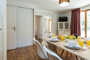 Enjoy a breakfast with family at the dining table.