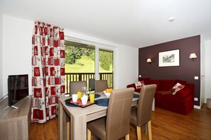 The lovely open-concept living area provides a relaxing atmosphere for your stay.