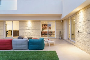Autumn, Balcony / Terrace / Patio, Building Exterior, Outdoor, Spring, Summer