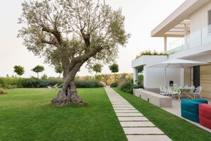 Autumn, Balcony / Terrace / Patio, Building Exterior, Garden, Outdoor, Spring, Summer