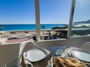 Dining room to enjoy your meals by the sea.