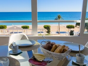 Dining room to enjoy your meals by the sea.