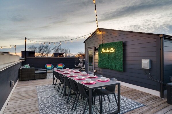 Elevate your Nashville getaway with this stunning rooftop deck, perfect for gatherings under twinkling lights and city views. Ideal for bachelorette parties or family reunions, it's the perfect spot to create lasting memories in Music City!