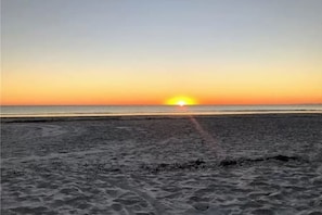 2 minute walk to the beach for gorgeous sunsets
