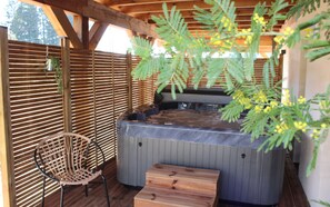 Outdoor spa tub