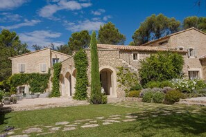 La maison vue du jardin