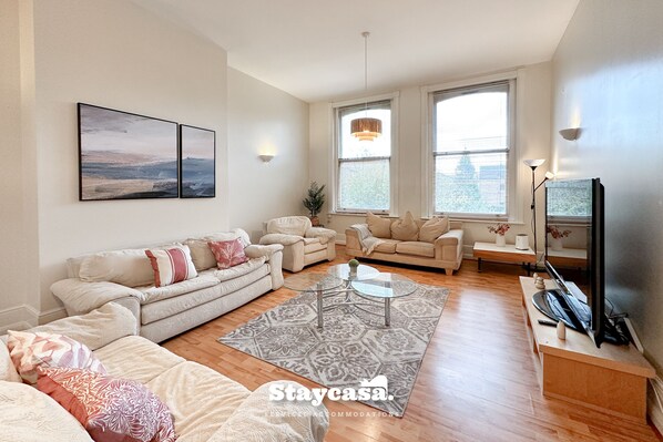 Staycasa Accommodation Living Room - Multiple Settee to host group of friends and family