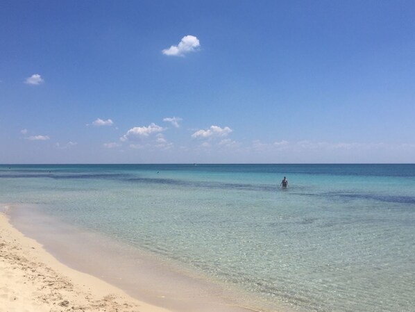 Feinsandiger Strand vor der Tür von Villa Cosima