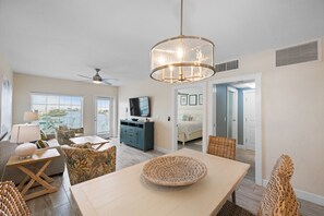 Dining/living Area, overlooks the Gulf of Mexico Intracoastal
