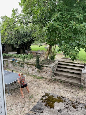 accès au jardin de 1000m2 avec coin repas et grande allée de jeux ou de parking