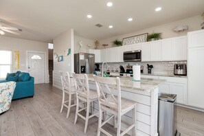 Breakfast bar and well-equipped kitchen