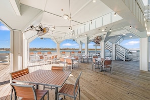 Waterfront Oasis - Relax on the private deck overlooking the canal and Aruba pool