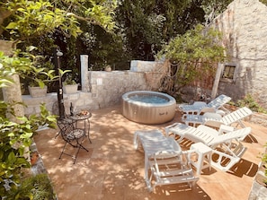 Outdoor spa tub