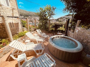Outdoor spa tub