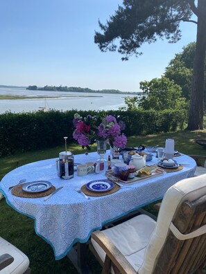 Breakfast on the lawn in front of Cliff Cottage.