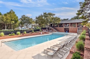 Gorgeous Comm Pool w/ kid pool & Clubhouse w games 1 block away