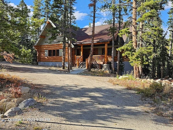 Moose Mtn Lodge Driveway and front porch