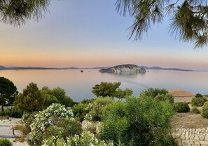 Blick von oberhalb der Anlage auf die Bucht