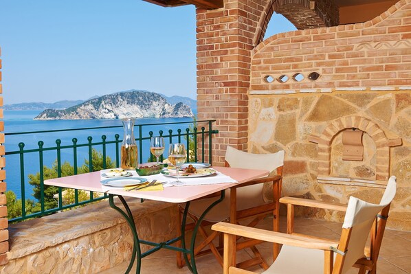 Balkon mit Panorama-Meerblick auf die Bucht von Marathia und Turtle Island 