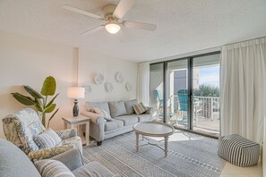 Living Room | Free WiFi | Smart TV w/ Cable | Queen Sleeper Sofa