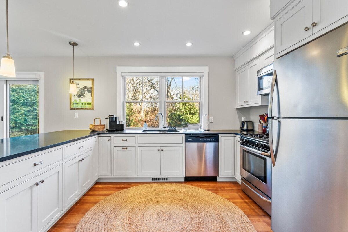 New Listing:Modern Charming 4BR/3.5BA Retreat